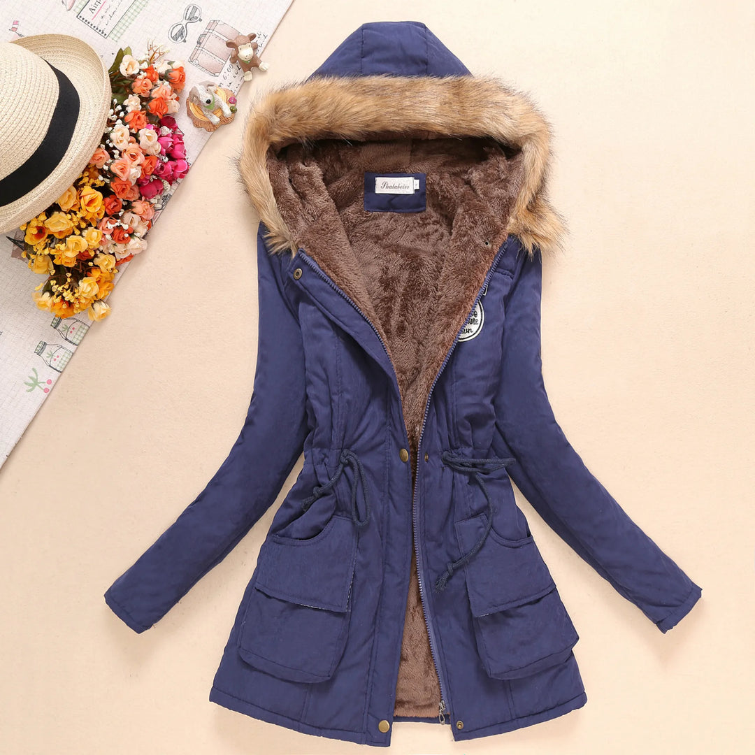 Giacca invernale donna blu con cappuccio foderato in pelliccia sintetica, tasche frontali, chiusura a bottoni, ideale per moda autunno inverno.