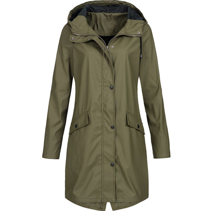 Giacca impermeabile verde oliva da donna con cappuccio, chiusura a bottoni, tasche frontali. Ideale per pioggia e outdoor. Moda autunnale.