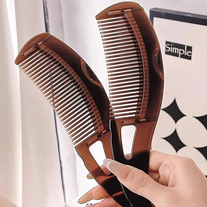 Due pettini marroni in plastica, design ergonomico, impugnati da una mano femminile. Ideali per capelli lisci e ricci. Accessori per cura capelli.