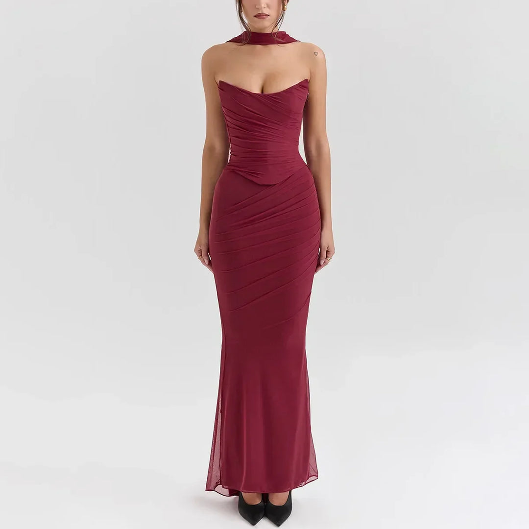 Abito lungo elegante rosso bordeaux, senza spalline, con drappeggio e scollo a cuore, perfetto per serate formali e cerimonie.