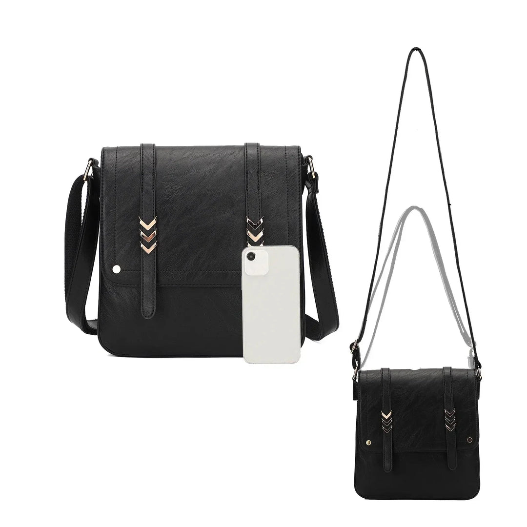 Borsa a tracolla nera in pelle sintetica con decorazioni metalliche, tasca frontale e chiusura a patta. Include una custodia per smartphone.