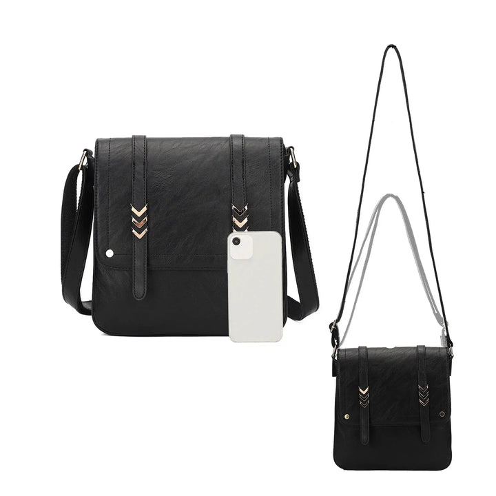 Borsa a tracolla nera in pelle sintetica con decorazioni metalliche, tasca frontale e chiusura a patta. Include una custodia per smartphone.