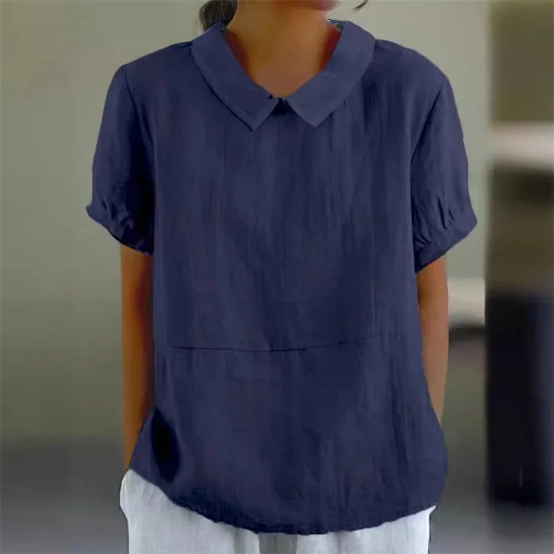 Blusa donna in lino blu scuro, maniche corte, colletto a Peter Pan, stile casual elegante, perfetta per look estivi e primaverili.
