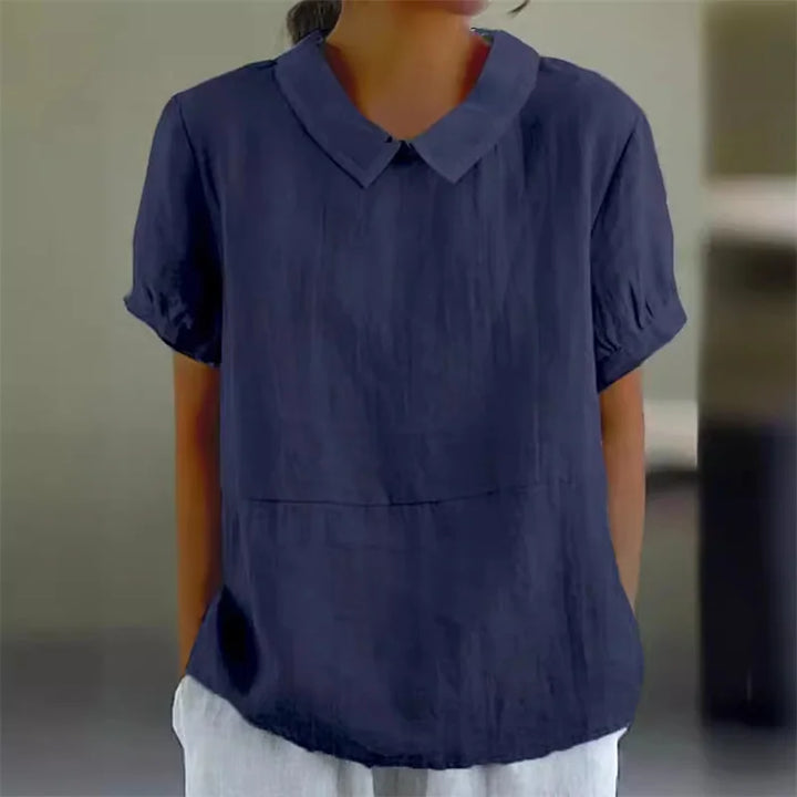 Blusa donna in lino blu scuro, maniche corte, colletto a Peter Pan, stile casual elegante, perfetta per look estivi e primaverili.