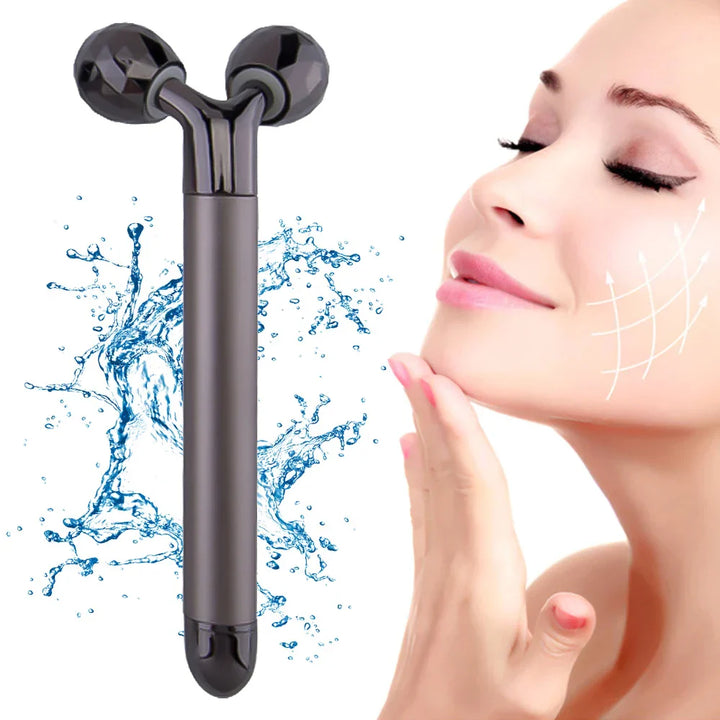 Rullo massaggiante viso nero, design ergonomico, effetto lifting, donna sorridente, schizzi d'acqua, cura della pelle, bellezza, anti-età.