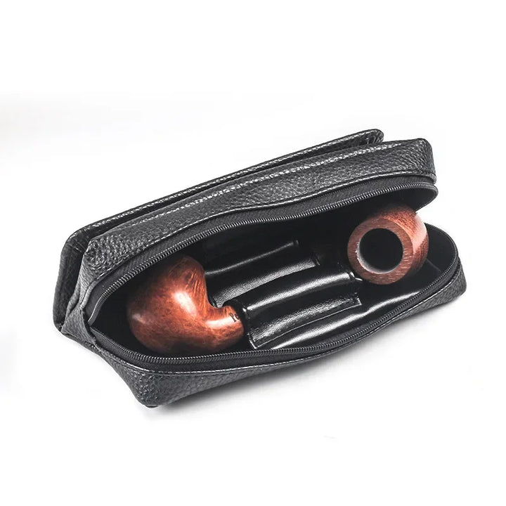 Custodia in pelle nera per pipa, con zip aperta, mostra una pipa in legno all'interno. Accessorio elegante per fumatori, ideale per viaggi.
