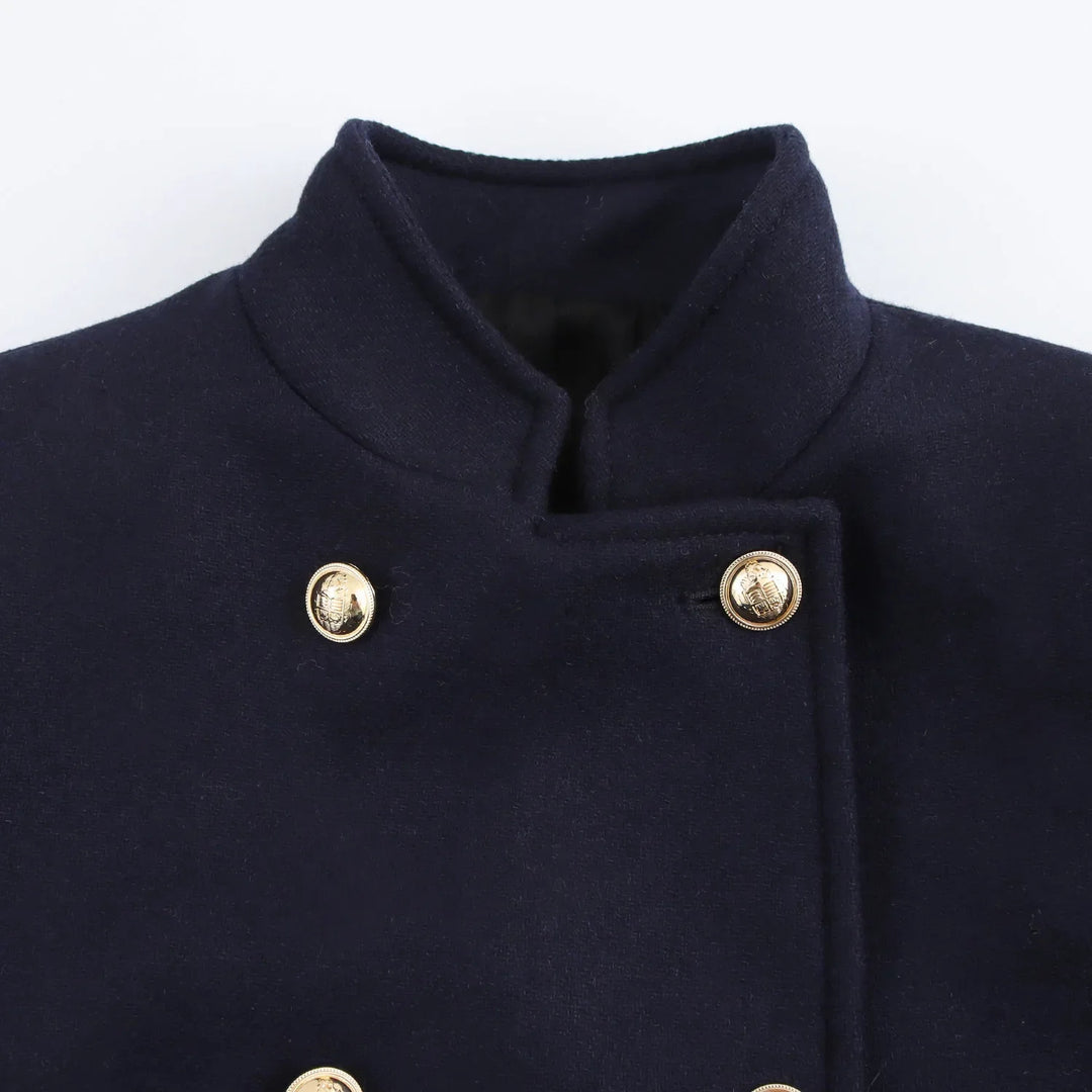 Cappotto blu scuro in lana con colletto alto e bottoni dorati, stile militare elegante, moda uomo autunno inverno, abbigliamento formale.