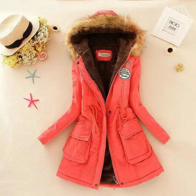 Giacca invernale donna rosa con cappuccio in pelliccia sintetica, tasche frontali, decorazioni floreali, ideale per moda autunno-inverno.