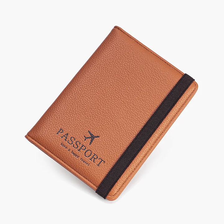 Porta passaporto in pelle marrone con elastico nero, design elegante e compatto, ideale per viaggi. Accessorio essenziale per documenti.