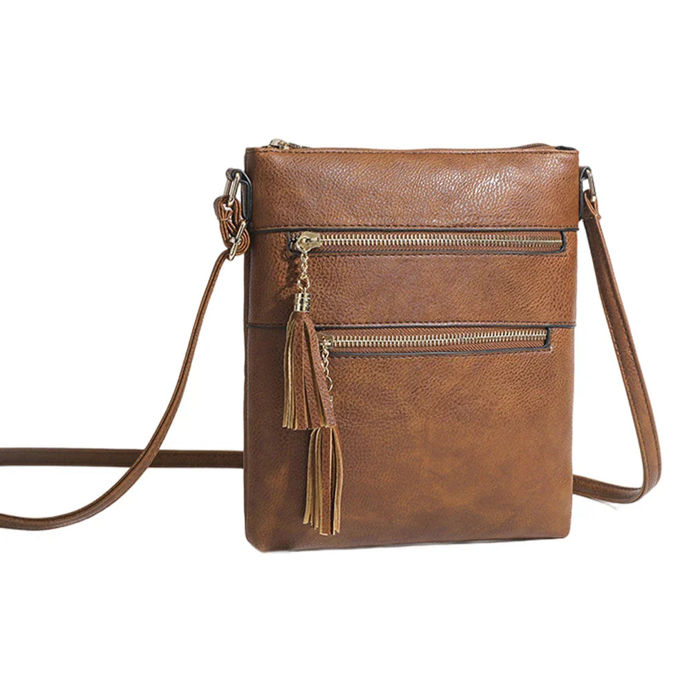 Borsa a tracolla in pelle marrone con cerniere dorate e nappine decorative. Design elegante e pratico, ideale per moda donna e accessori.