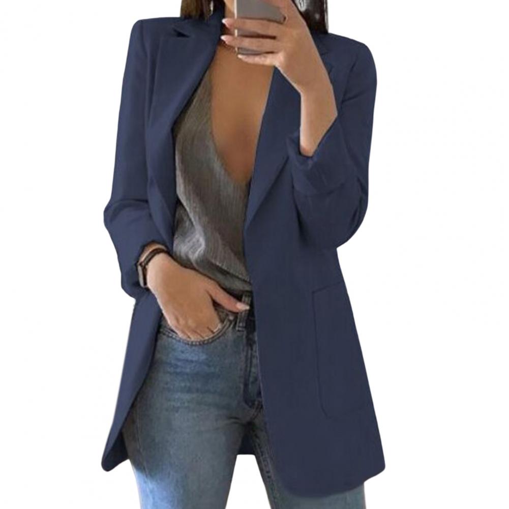 Giacca blazer donna blu scuro elegante, abbinata a top grigio e jeans. Moda femminile casual chic, abbigliamento autunnale.
