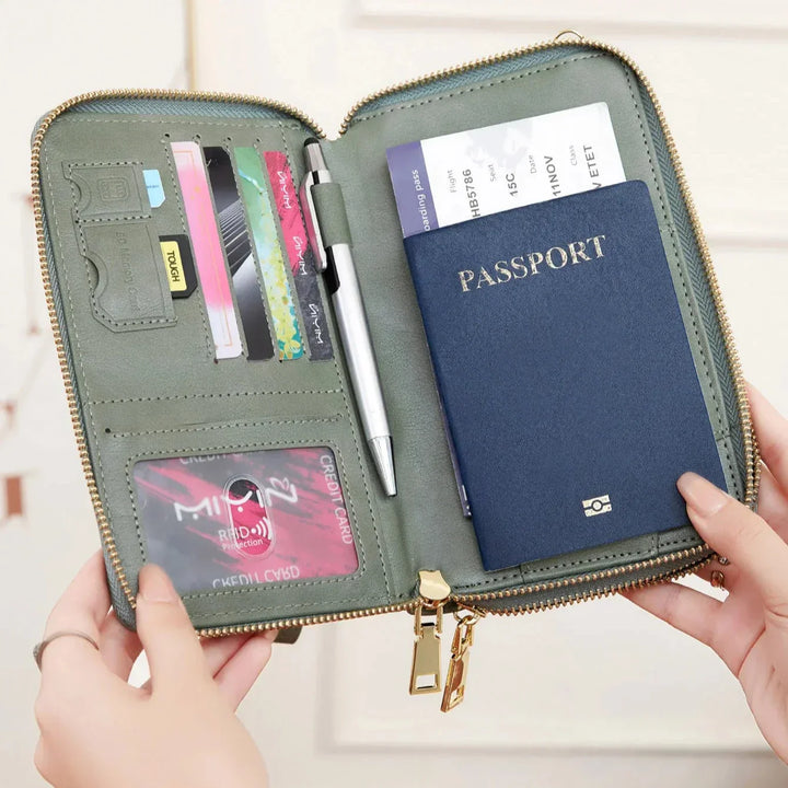 Portafoglio da viaggio in pelle verde con passaporto, carte di credito e penna. Organizer compatto per documenti, ideale per viaggiatori.