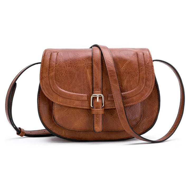 Borsa a tracolla in pelle marrone, design vintage, fibbia metallica, chiusura a patta, ideale per moda donna, accessorio elegante e pratico.