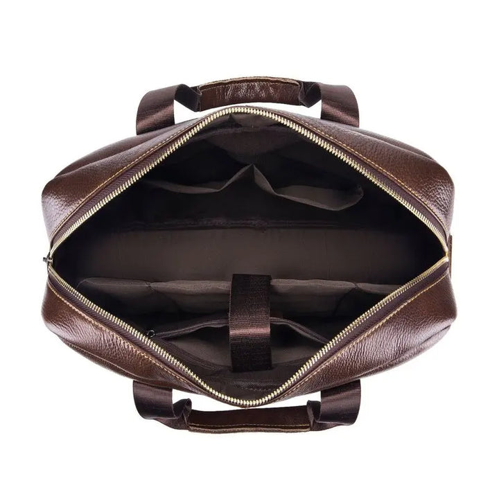 Borsa in pelle marrone vista dall'alto, con cerniera aperta, manici robusti e scomparti interni. Elegante e spaziosa, ideale per lavoro o viaggio.