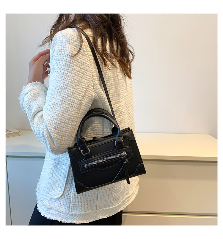 Borsa Tracolla Donna in Materiale Resistente Design Compatto