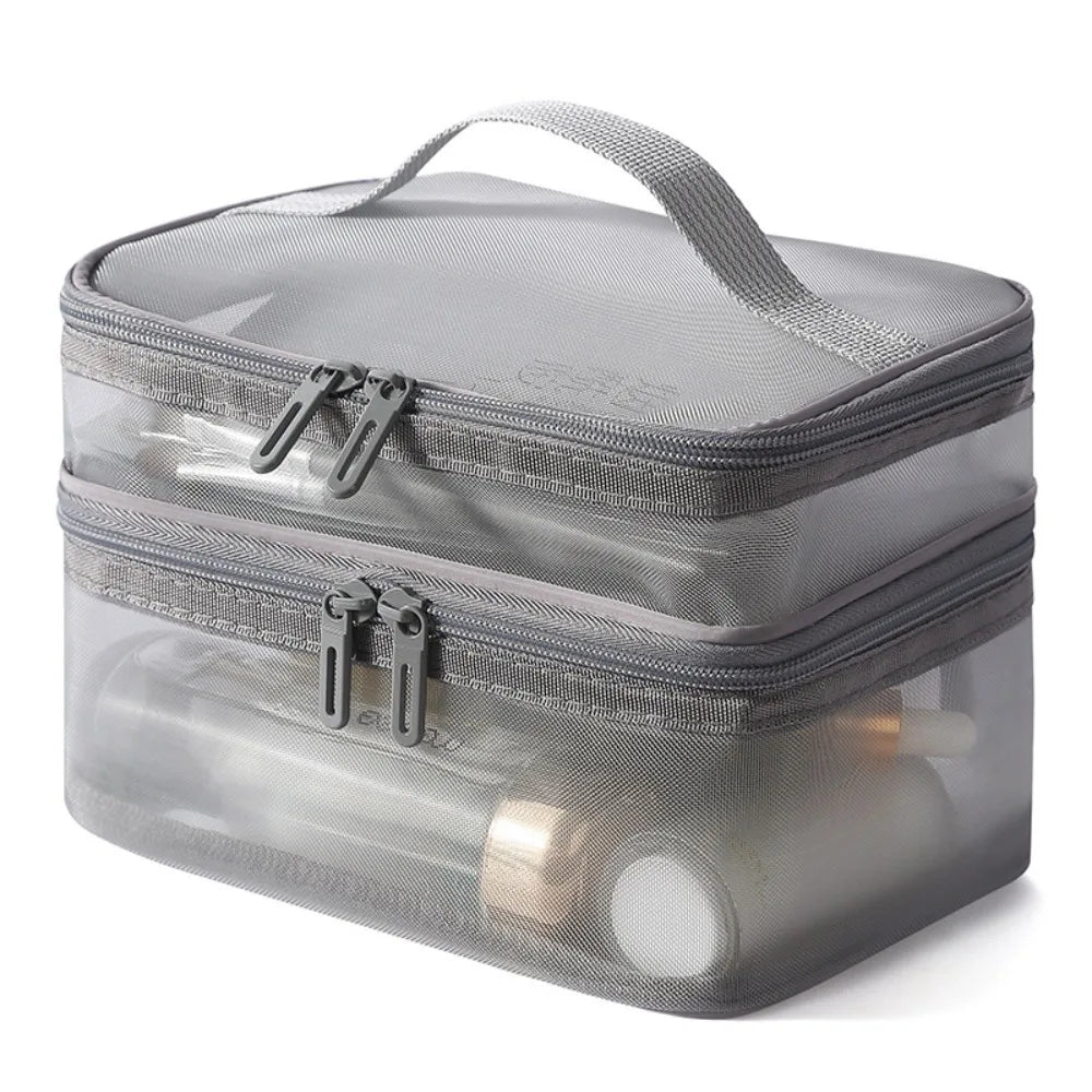 Borsa trasparente da viaggio con doppia cerniera, ideale per cosmetici e articoli da toeletta. Design compatto e resistente, perfetto per l'organizzazione.