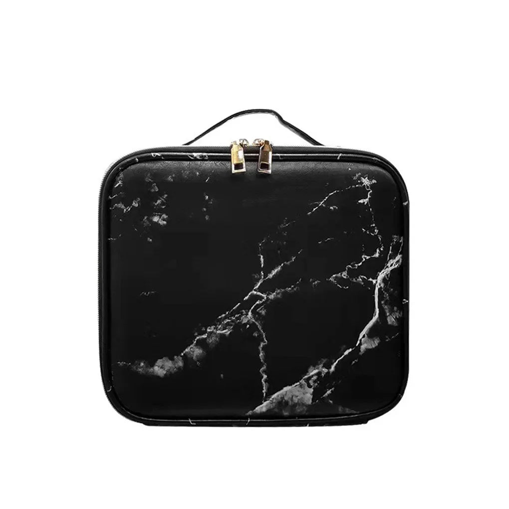 Custodia rigida nera effetto marmo con doppia cerniera dorata, manico superiore. Design elegante, ideale per viaggi e protezione dispositivi.