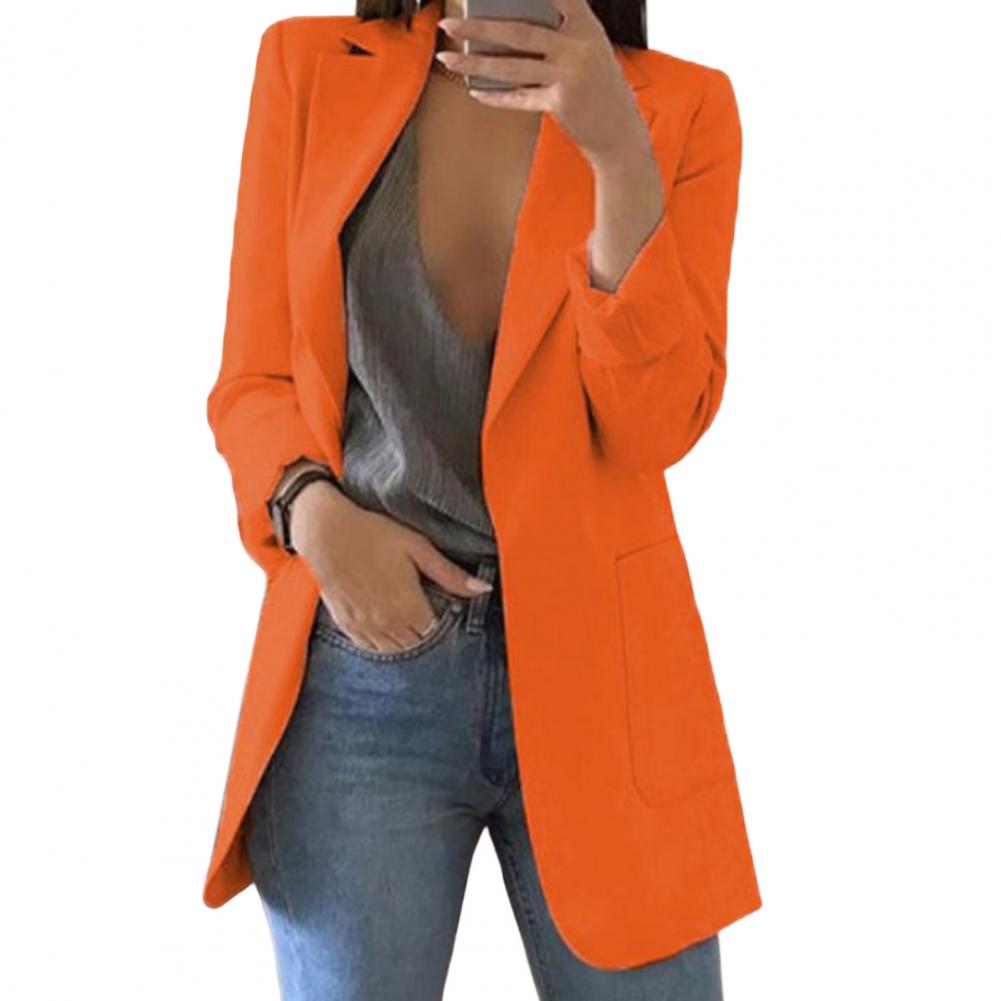 Giacca arancione da donna, elegante e moderna, abbinata a top grigio e jeans. Moda femminile, abbigliamento casual chic, tendenze 2023.