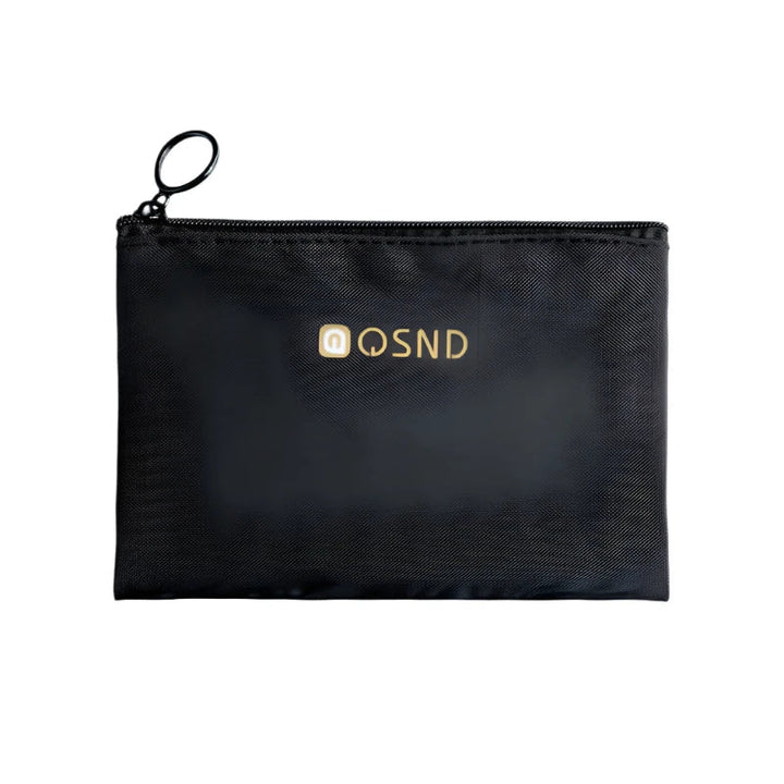 Borsa organizer nera con cerniera e logo dorato, ideale per viaggi e accessori. Design compatto e resistente, perfetto per organizzare oggetti personali.