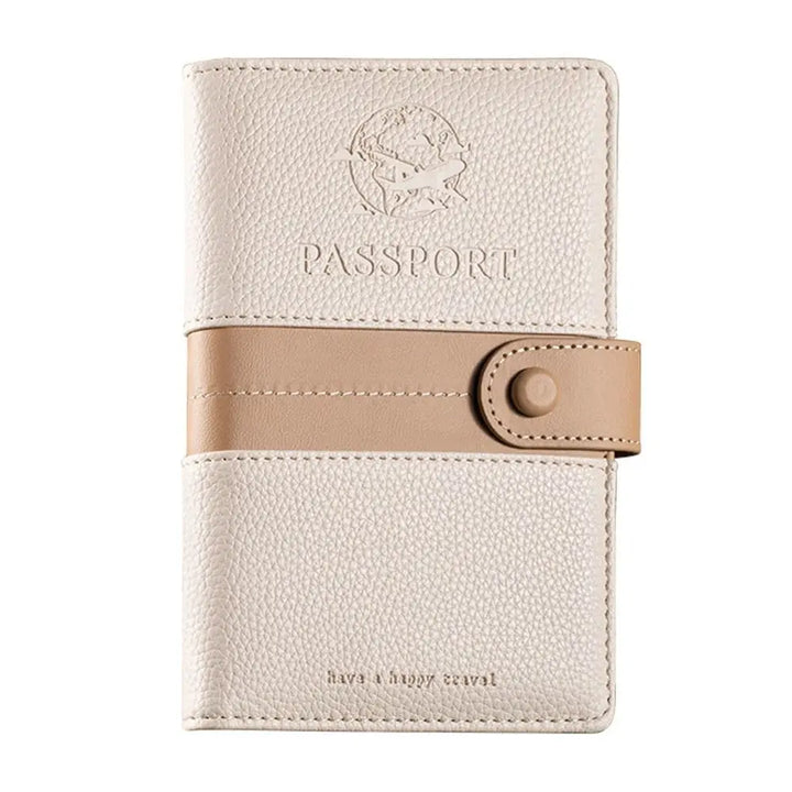 Custodia portapassaporto in pelle beige con chiusura a bottone, design elegante, ideale per viaggi, protezione documenti, accessorio da viaggio.