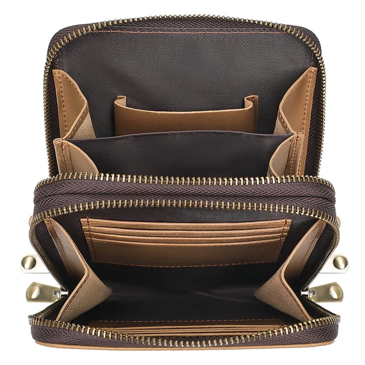 Portafoglio in pelle marrone con cerniera, scomparti multipli per carte e monete, design elegante e funzionale, accessorio moda uomo e donna.