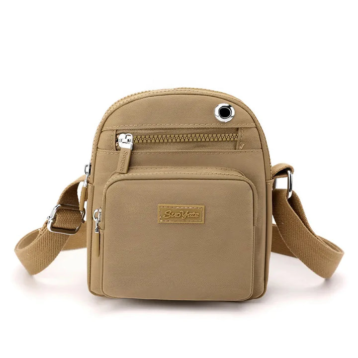 Borsa a tracolla beige in pelle sintetica, con tasche multiple e cerniere, ideale per uomo e donna. Design compatto e moderno.
