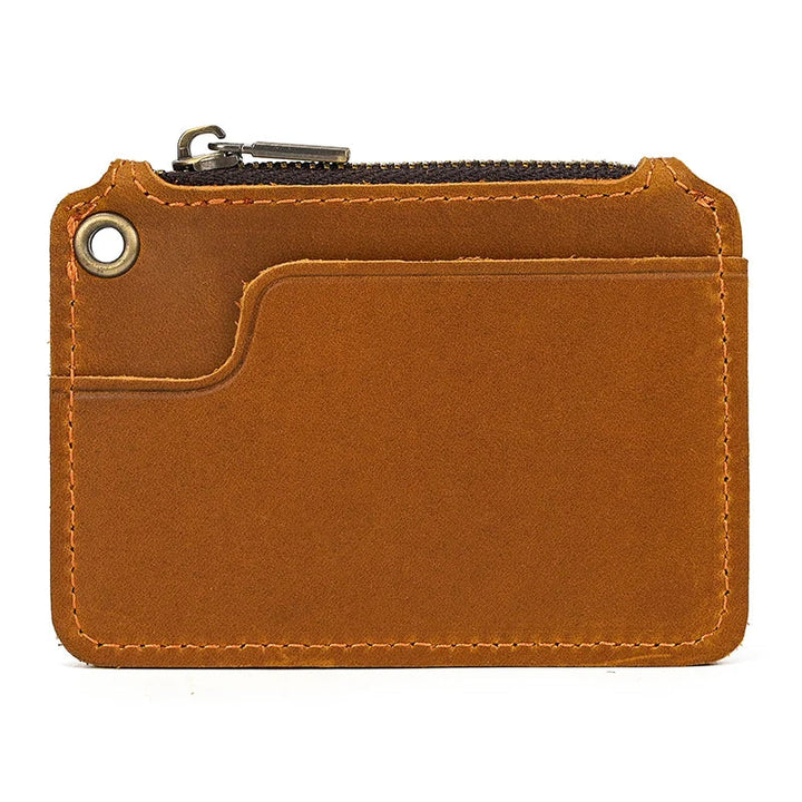 Portafoglio in pelle marrone con cerniera, design compatto, tasca esterna, foro per moschettone. Accessorio elegante e funzionale per uomo e donna.