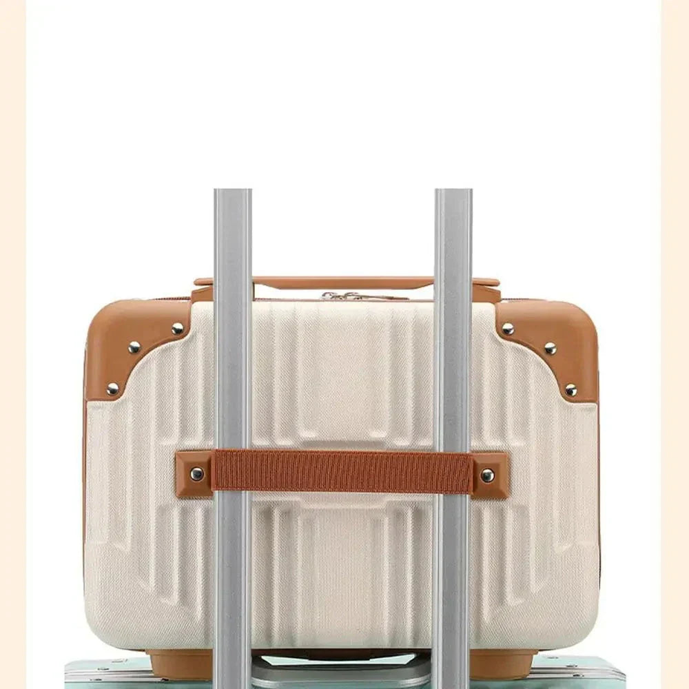 Valigia rigida beige con angoli rinforzati marroni, manico robusto e design elegante, ideale per viaggi, bagaglio a mano, resistente e capiente.
