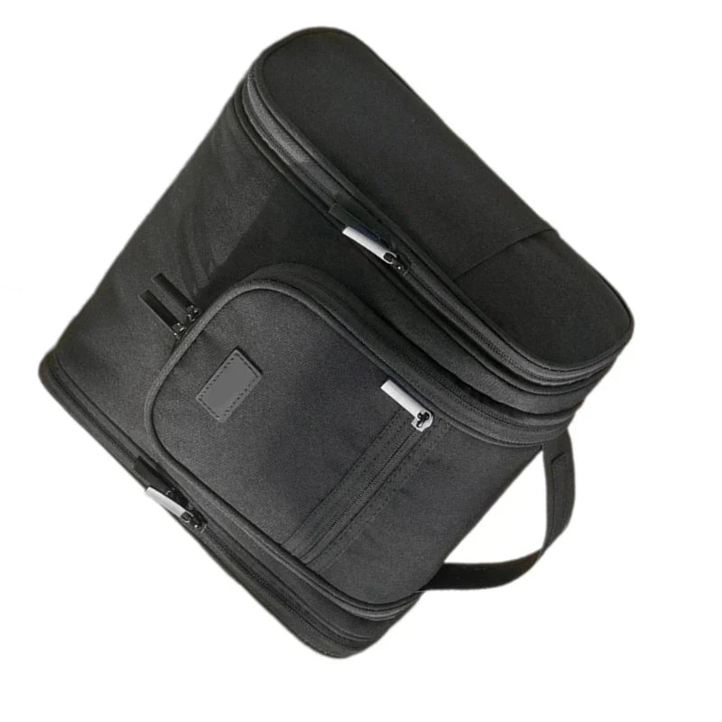 Borsa termica nera con doppia cerniera, manico superiore e tasca frontale. Ideale per picnic, viaggi, conservazione cibi e bevande.