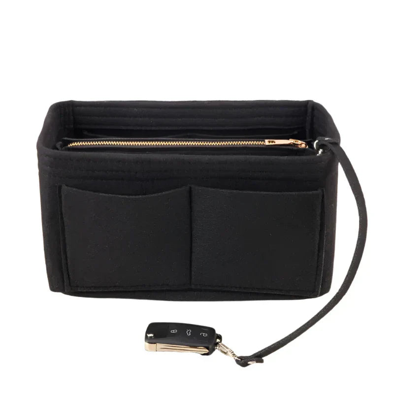 Organizzatore borsa in feltro nero con tasche multiple e cerniera, accessorio auto incluso. Ideale per borse grandi, pratico e versatile.
