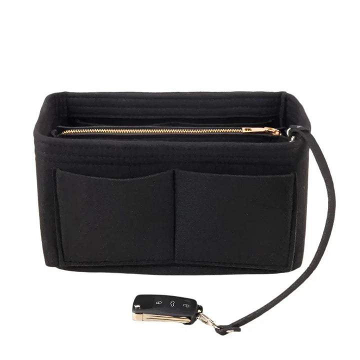 Organizzatore borsa in feltro nero con tasche multiple e cerniera, accessorio auto incluso. Ideale per borse grandi, pratico e versatile.