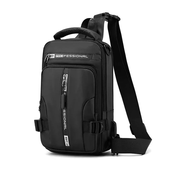 Zaino monospalla nero in pelle sintetica, design moderno con cerniere multiple, ideale per lavoro e viaggio. Stile professionale e funzionale.