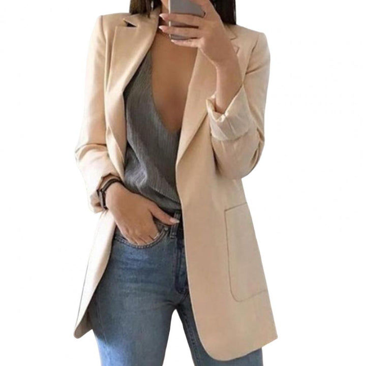 Giacca blazer donna beige elegante, abbinata a top grigio e jeans. Moda femminile casual chic, abbigliamento versatile per ufficio e tempo libero.