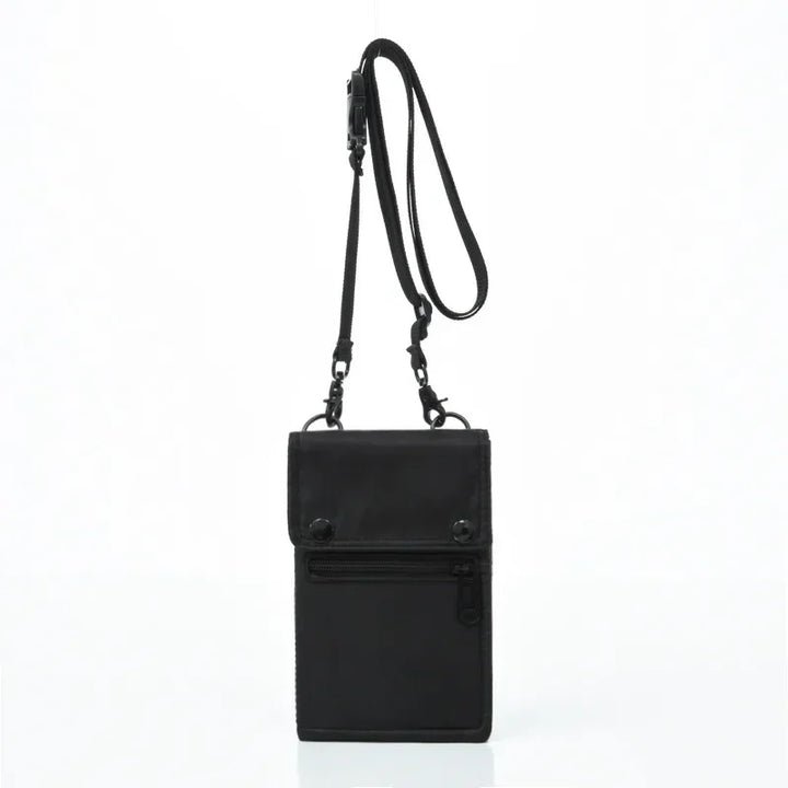 Borsa a tracolla nera in pelle, design minimalista, con tasca frontale con zip e chiusura a bottone. Accessorio moda unisex elegante e pratico.