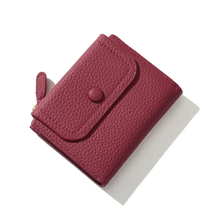 Portafoglio donna in pelle rossa, design compatto con chiusura a bottone, ideale per carte e contanti. Accessorio moda elegante e funzionale.