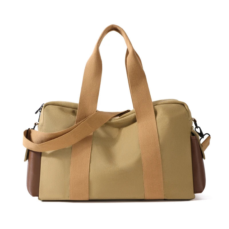 Borsa da viaggio in tela beige con manici e tracolla regolabile, dettagli in pelle marrone. Design elegante e funzionale per viaggi e uso quotidiano.