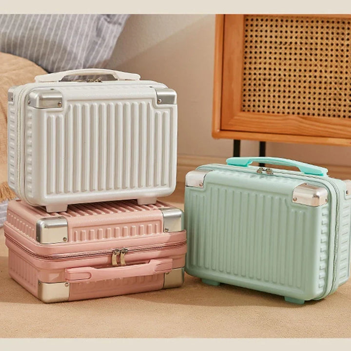 Set di valigie rigide in plastica, colori pastello: bianco, rosa e verde menta. Design moderno, ideale per viaggi e organizzazione.