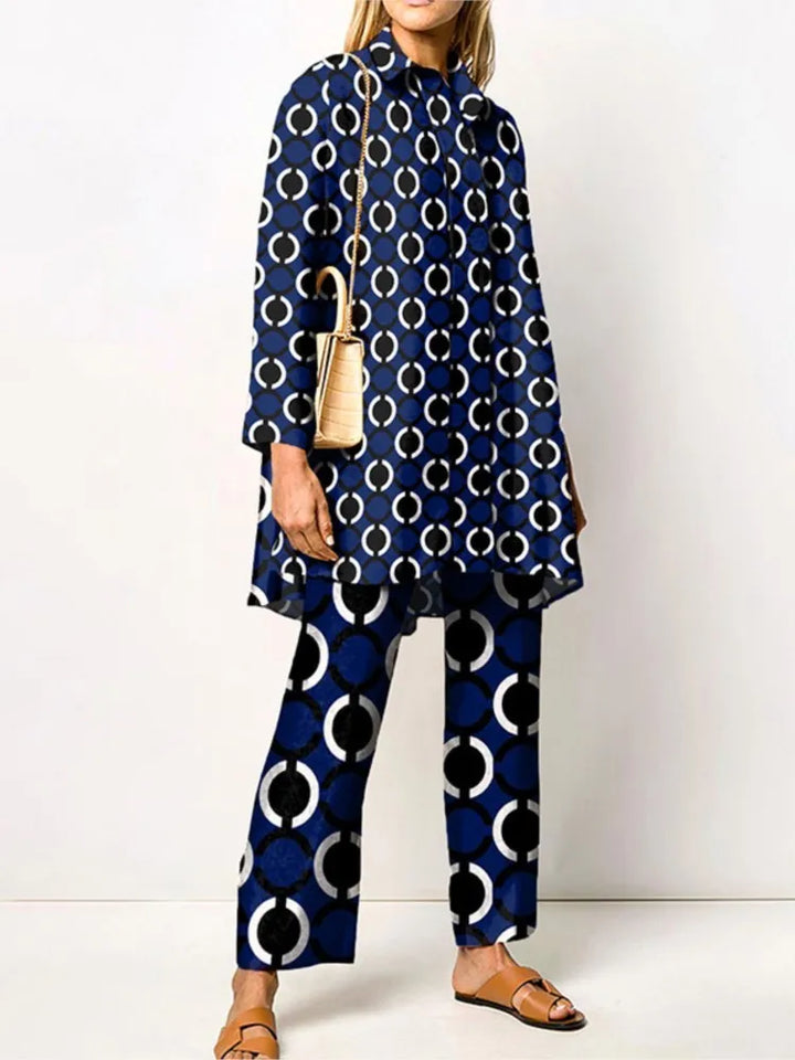 Donna con abito e pantaloni blu a cerchi bianchi, borsa beige a tracolla, sandali marroni. Moda femminile, abbigliamento casual elegante.