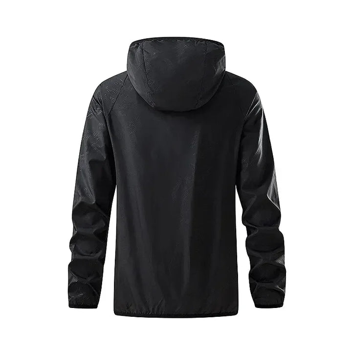 Giacca impermeabile nera con cappuccio, design minimalista, tessuto resistente, ideale per outdoor e sport. Perfetta per uomo, taglia media.
