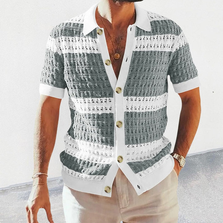 Camicia uomo estiva a righe bianche e grigie, maniche corte, bottoni frontali, stile casual, tessuto leggero, ideale per moda estiva.