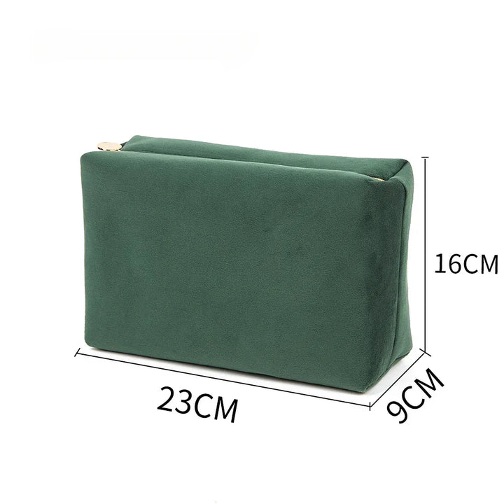 Astuccio verde in velluto, dimensioni 23x16x9 cm, ideale per cosmetici o accessori. Design elegante e pratico, perfetto per viaggi e organizzazione.