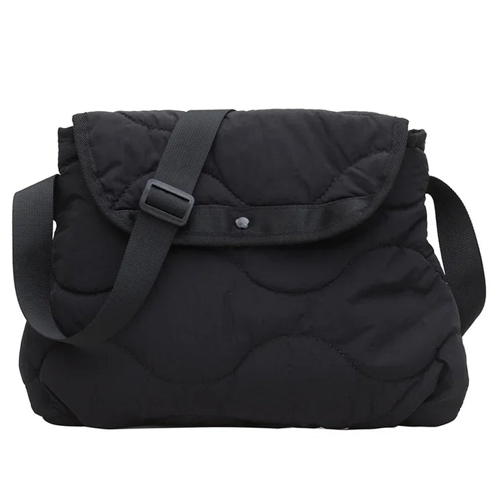 Borsa a tracolla nera imbottita, design trapuntato, chiusura con bottone, cinturino regolabile. Accessorio moda donna elegante e pratico.