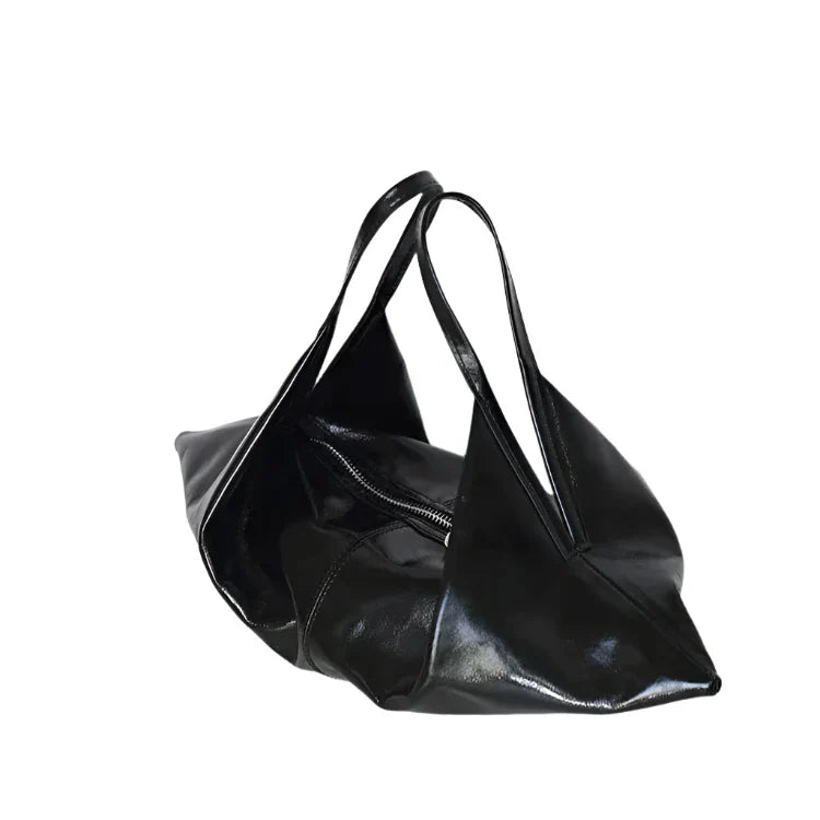 Borsa a mano in pelle nera lucida, design moderno e spazioso, con manici doppi. Accessorio elegante per moda femminile.