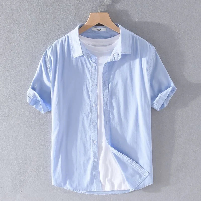 Camicia azzurra da uomo in cotone, maniche corte, colletto classico, su gruccia. Ideale per look casual estivi.