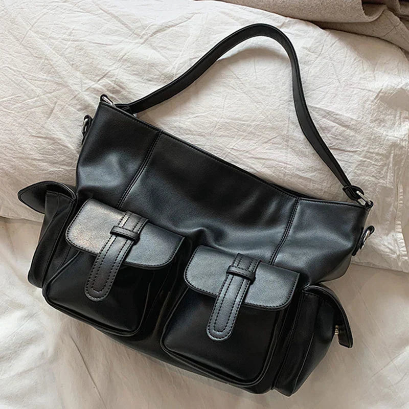 Borsa a tracolla in pelle nera con tasche frontali, design elegante e spazioso, ideale per moda donna, accessori di lusso, stile casual chic.