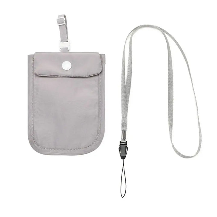 Custodia grigia per smartphone con chiusura a bottone e tracolla regolabile. Accessorio pratico per protezione e trasporto sicuro del telefono.