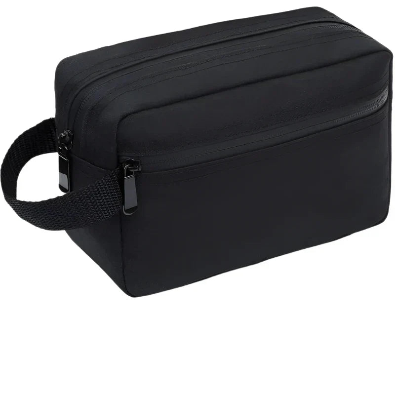 Astuccio da viaggio nero con cerniera, manico laterale, design compatto. Ideale per cosmetici e accessori. Perfetto per organizzazione bagagli.