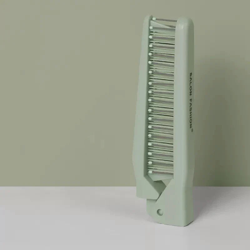 Pettine pieghevole verde salvia, design compatto, ideale per capelli lisci e ricci. Accessorio da viaggio, leggero e pratico per styling quotidiano.
