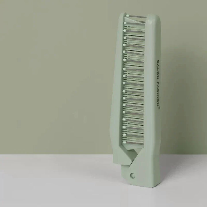 Pettine pieghevole verde salvia, design compatto, ideale per capelli lisci e ricci. Accessorio da viaggio, leggero e pratico per styling quotidiano.