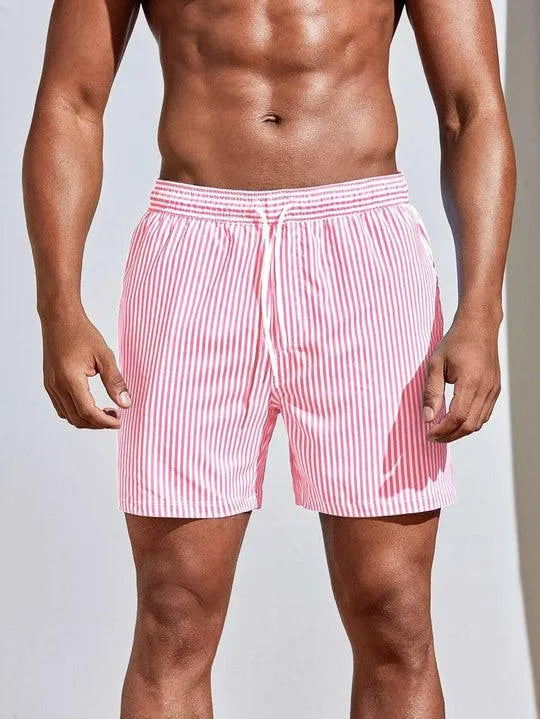 Uomo in costume da bagno a righe rosa e bianche, elastico in vita, stile estivo, moda mare, abbigliamento da spiaggia maschile.